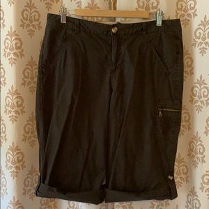 Dockers “favorite fit” black rolltab capri shorts 12